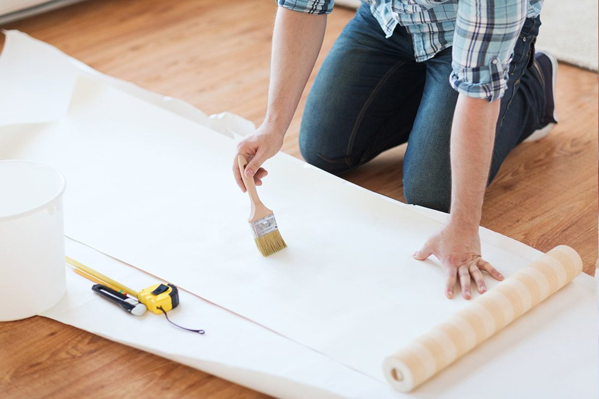 как правильно клеить обои